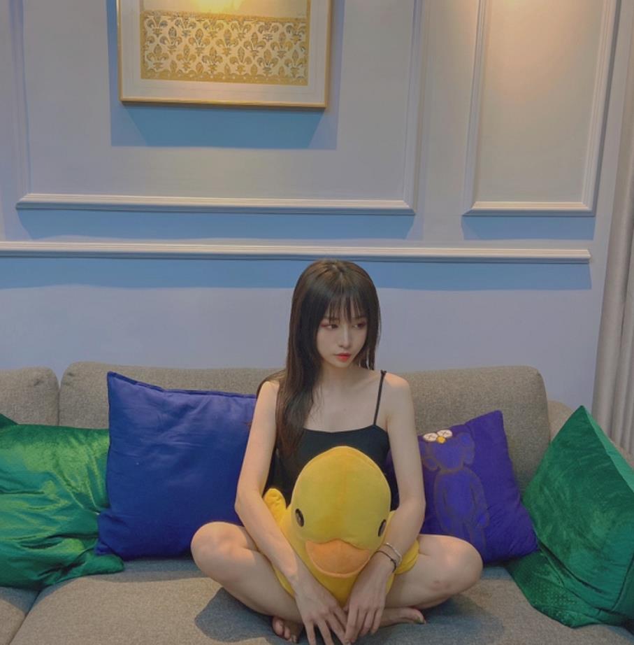 19岁可人温柔小女神（屁股翘）